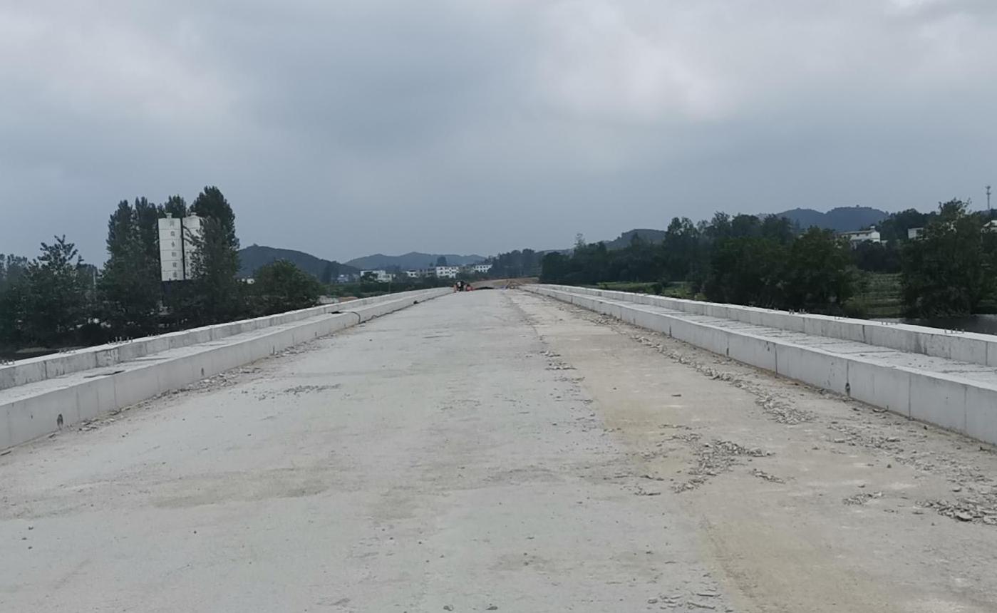 迎難而上?？⒐?鼓足干勁再出發(fā)——集團(tuán)董事長(zhǎng)孔德穩(wěn)對(duì)河川西橋工程進(jìn)行檢查指導(dǎo)