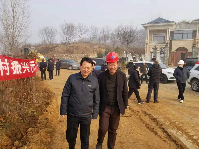 平橋區(qū)委副書記耿傳清赴河南永和建設(shè)集團(tuán)鄉(xiāng)村振興示范工程建設(shè)項目現(xiàn)場調(diào)研督導(dǎo)