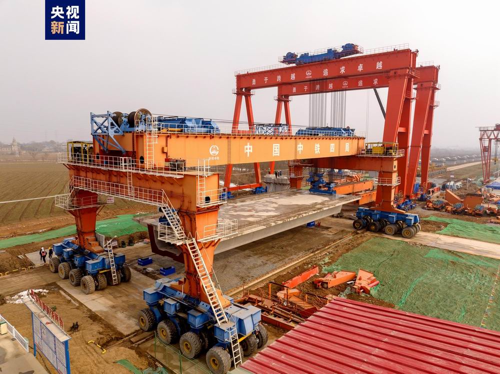 西延高鐵全線最長(zhǎng)橋梁富平特大橋首孔箱梁成功架設(shè)