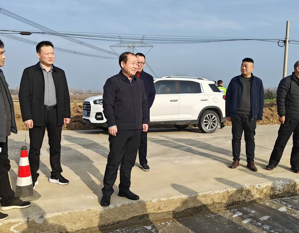 區(qū)長劉慶東視察S335肖王鎮(zhèn)至胡店鄉(xiāng)道路改建工程 督導(dǎo)民生交通項目高效推進(jìn)_副本